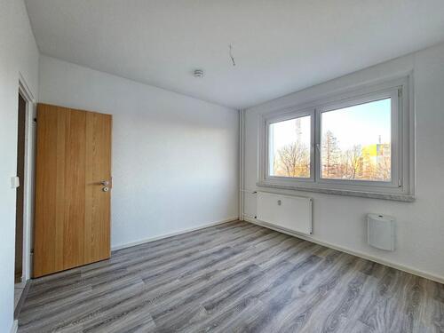 Foto - auf Wunsch mit Küche! saniert * 2 Raum mit Balkon * direkte Bus- u. Bahnanbindung *