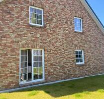 Moderne Doppelhaushaelfte mit Garten und Kamin - Bargteheide