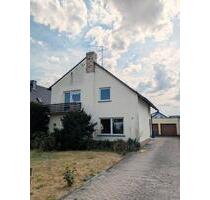 Zwei- Familienhaus mit Doppelgarage und großem Grundstück. - Biebesheim am Rhein