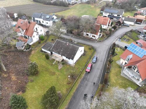 Foto - Grundstück mit renovierungsbedürftigen Haus