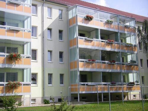 Foto - Sonnige 2-Raumwohnung mit verglastem Balkon und Einbauküche.