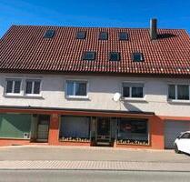 Mehrfamilienhaus mit Gewerberäumen, 3 Garagen und 5 Stellplätzen - Meßstetten