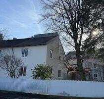 Großzügige 5-Zimmer-Wohnung im 1. OG eines Zweiparteinhauses - München Hadern