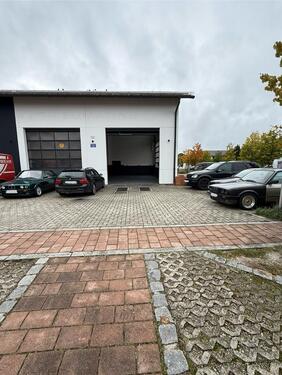 Foto - Hallenabteil Lager Werkstatt El. Rolltor Prüfstand Stellplätze