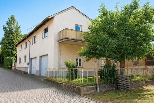 Foto - Einfamilienhaus mit Innenhof, Halle, Nebengebäude und Garage