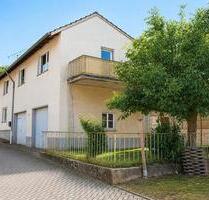 Einfamilienhaus mit Innenhof, Halle, Nebengebäude und Garage - Grafschaft