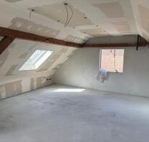 Helle Dachgeschosswohnung im Ausbauzustand mit viel Potenzial - Simmelsdorf