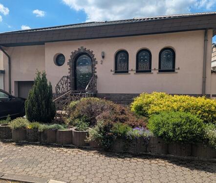 Foto - Einfamilienhaus mit Garage und Keller