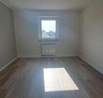 Helle 2-Zimmer-Wohnung mit Balkon und Kaminofen in Zeitz-Forststraße