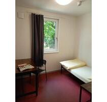 Großes Zimmer mit eigenem Bad - 250,00&nbsp;EUR Kaltmiete, ca.&nbsp; 18,00&nbsp;m&sup2; in München (PLZ: 81476) Thalkirchen-Obersendling-Forstenried-Fürstenried-S