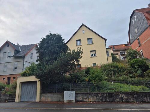 Foto - Ein Familienhaus Mit Möbliert -Garage