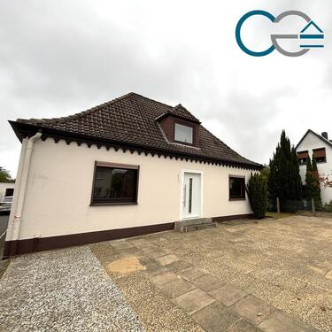 Foto - Teilmodernisiertes Einfamilienhaus mit großem Garten und Stellplatz zur Miete!