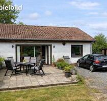 Großzügiger Bungalow mit 6 Zimmern, 2 Küchen & Terrasse - Halle