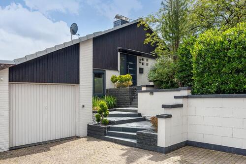 Foto - Anspruchvolles Architektenhaus mit LWWP aus 2024 von Privat!