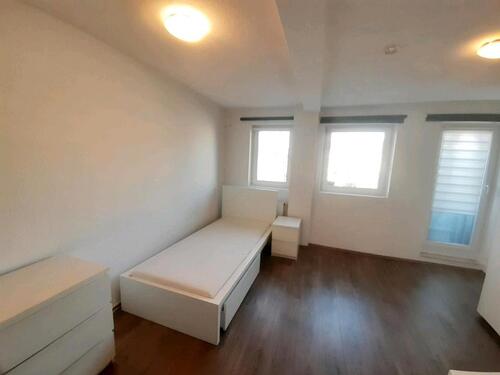 Foto - Zimmer mit Balkon in WG - 540,00&nbsp;EUR Kaltmiete, ca.&nbsp; 155,00&nbsp;m&sup2;