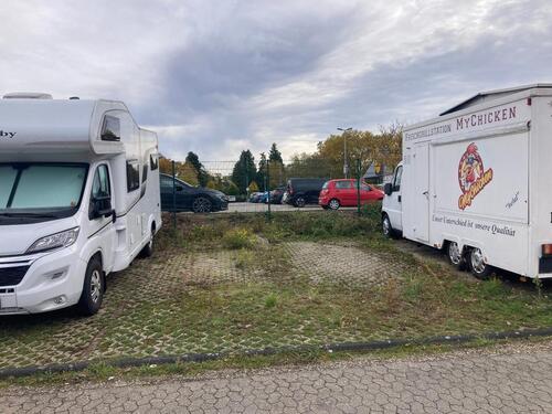 Foto - Stellplatz, Parkplatz für PKW, WoMo, Anhänger, Campinghänger
