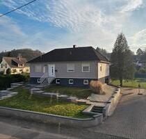 Moderner freistehender Bungalow mit gr. Grundstück in bester Lage - Merzig
