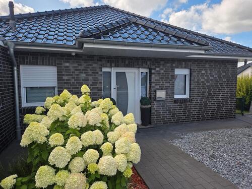Foto - Moderner Bungalow mit großem Vorgarten, Terrasse & Garage