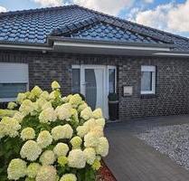 Moderner Bungalow mit großem Vorgarten, Terrasse & Garage - Rhauderfehn