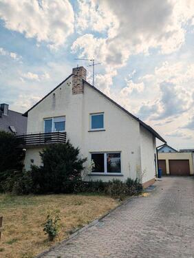 Foto - Zwei- Familienhaus mit Doppelgarage und großem Grundstück.