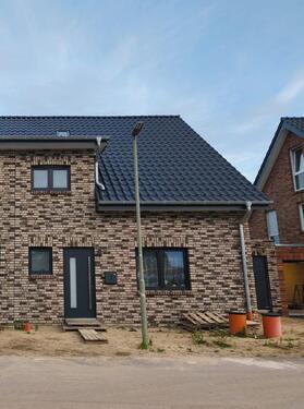 Foto - Doppelhaushälfte mit Garten und Garage im Neubaugebiet