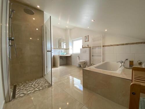 Foto - Wohnen auf Zeit schöne 3 Zimmer Dachgeschosswohnung