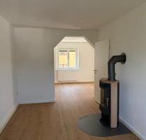 Hochwertig sanierte 3-Raum-Wohnung mit Kamin, EBK & Gartenanteil - Schneeberg