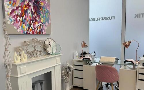 Foto - Nageldesign-Tisch zur Untervermietung im etablierten Kosmetiksalo