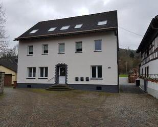 Gepflegte 4 Zimmerwohnung 102qm mit eigenem Garten und zwei Parkp - Flammersfeld