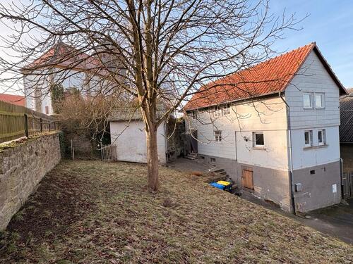 Foto - Haus v. 1863 mit kl. Hof und Gärtchen, sehr renovierungsbedürftig