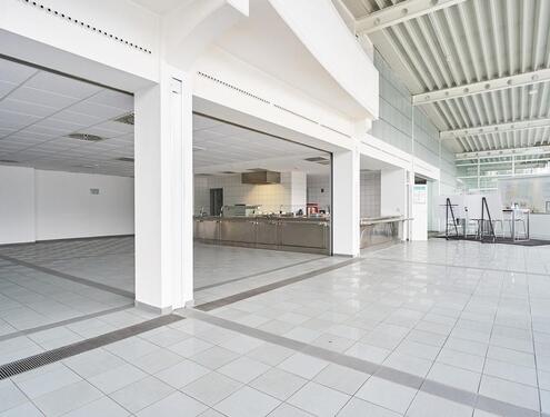Foto - Großzügig & Vielseitig: 580 m² Kantinenfläche oder Showroom mit Außenterrasse