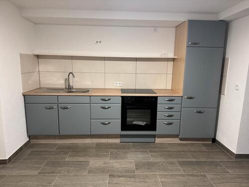 Foto - Neu renovierte 2 Zimmer Wohnung mit Einbauküche grau mit Geräten