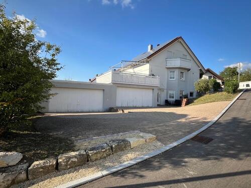 Foto - Provisionsfrei - großzügiges Einfamilienhaus mit ELW und Garagen