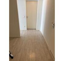 1 Zimmer mit eigenem Eingang, Flur und WC in einer 4-Zi-Wohnung - Potsdam Drewitz