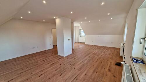 Foto - Renovierte 2-Zimmer-Dachgeschosswohnung mit Garten & Carport