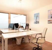 Offener Arbeitsplatz: Heller Büroplatz mit Blick über Hamburg – sofort verfügbar