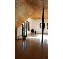 Zu vermieten: Helle 2-Zimmer-Dachwohnung 58 qm in Ispringen