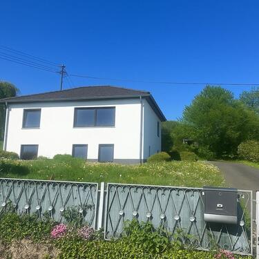 Foto - Haus mit Offenstall und Weide ❤️ Pferdetierhaltung