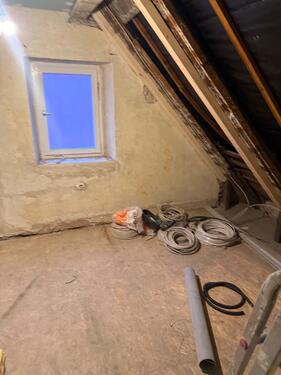 Foto - Wohnung 2,5-Zimmer- mit offenem Gebälk & schönes Bad direkt DS