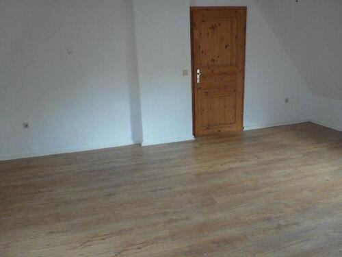 Foto - Sehr dörfliche nahezu Alleinlage mit drei Zimmern mit Carport und Garten im Drei-Parteien-Haus!