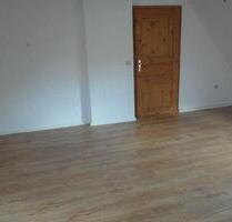 Sehr dörfliche nahezu Alleinlage mit drei Zimmern mit Carport und Garten im Drei-Parteien-Haus! - Emmerthal