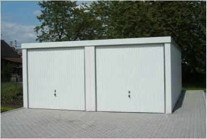 Foto - Garage mit Stromanschluss und elektrischem Schiebetor