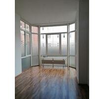 2-Zimmer-Wohnung mit Tageslichtbad, Wintergarten und Balkon zu vermieten! - Zwickau