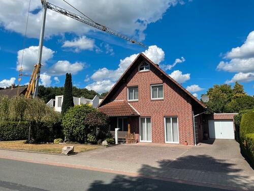 Foto - Freistehendes Einfamilienhaus mit Terrasse, Garten & Garage