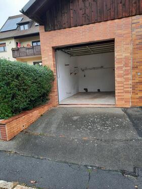 Foto - Garage mit elektrischen Sektionaltor