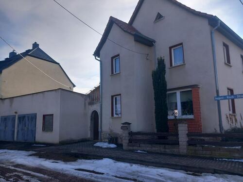 Foto - Einfamilienhaus mit Nebengelass und Doppelgarage