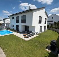 Exklusives Einfamilienhaus mit Pool und Doppelgarage in Parsberg