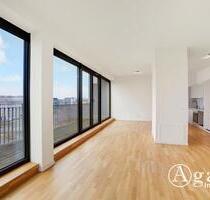 Wunderschöne 2 Zimmer Dachgeschosswohnung mit ca. 77m², EBK und Riesen-Balkon in Berlin-Mitte