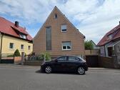 Foto - Großes Einfamilienhaus mit Nebengebäude und Garten