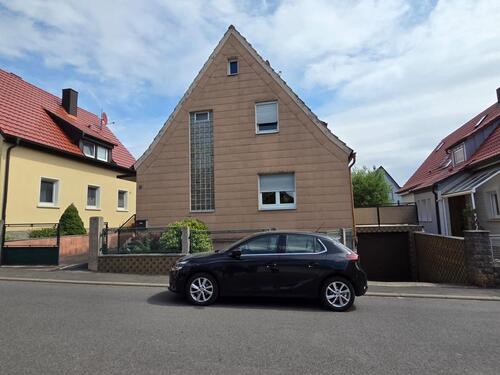 Foto - Großes Einfamilienhaus mit Nebengebäude und Garten